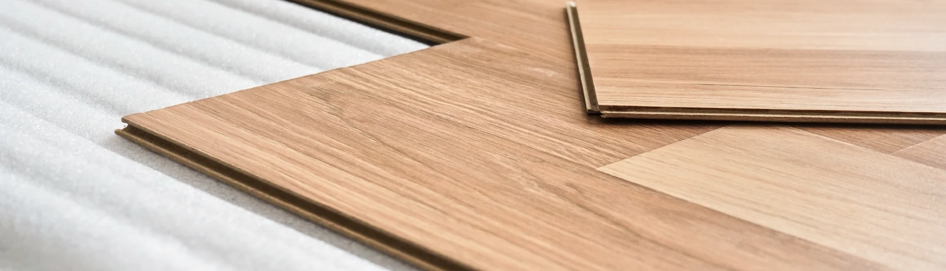 listelli di legno per pavimenti di Biella Legno che vengono assemblati