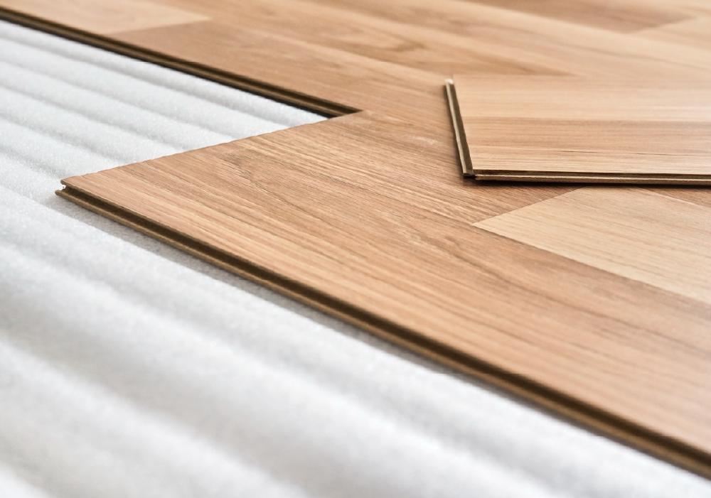 listelli di legno per pavimenti di Biella Legno che vengono assemblati